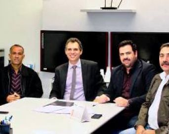 Prefeito assina contrato para pavimentação do Jardim Califórnia