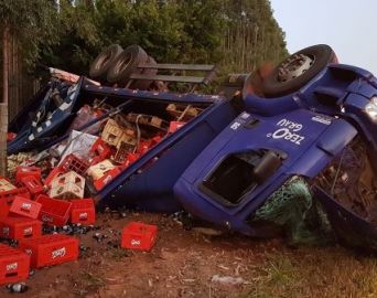 Caminhão tomba em vicinal e carga de bebidas fica espalhada no acostamento