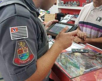 Polícia Militar faz blitz em lojas de celulares