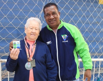 Nadadora de 84 anos conquista medalha de prata nos Jogos da Melhor Idade