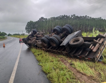 Caminhão carregado com farinha capota na Rodovia Raposo Tavares