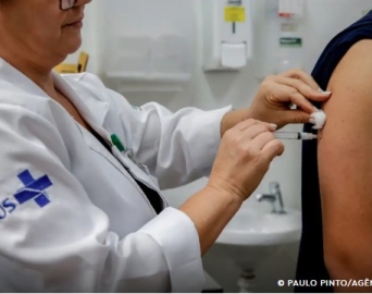 Jovens de 10 a 14 anos começam a ser vacinados contra a dengue em Avaré