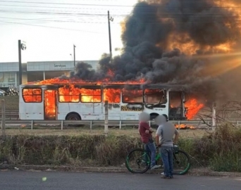 Ônibus que transportava trabalhadores rurais pega fogo na SP-255