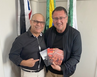 Pastor Altair Weber lança livros em Avaré com noite de autógrafos e coquetel