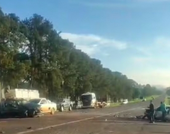 Engavetamento entre veículos deixa um morto e feridos na SP-255, em Avaré