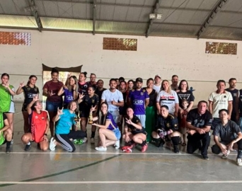 Futsal feminino beneficente arrecada material de higiene e alimento à APAE