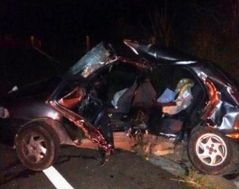 Bebê morre arremessado fora do carro em acidente