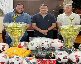 Gestão de Roberto Araujo recebe materiais esportivos para a comunidade