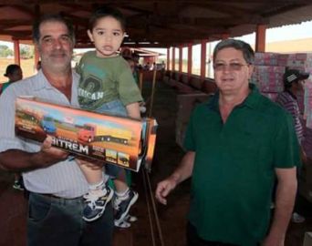 Crianças de Arandu ganham festa de Natal