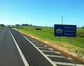 Ônibus bate na traseira de caminhão bitrem e deixa feridos na Castello Branco