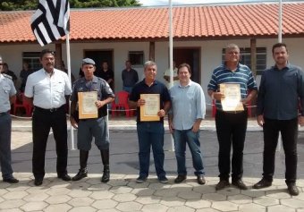 O prefeito Jô Silvestre, vereador Morelli e o presidente da Câmara Toninho da Lorsa entregaram diplomas aos ex-comandantes da Cavalaria