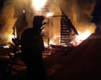 Chalé de madeira em Pardinho pega fogo durante madrugada
