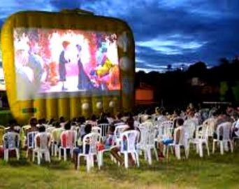 Hoje tem cinema de graça na praça