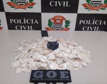 Mulher de 23 anos é presa com quase mil papelotes de cocaína