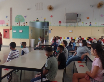 Atividade em escola discute importância da coleta seletiva
