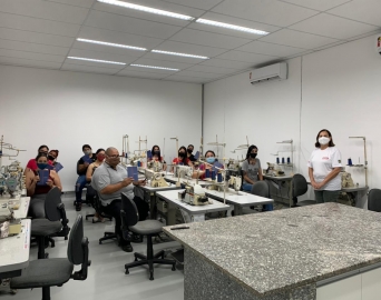 Curso de costureiro de máquina industrial abre nova turma