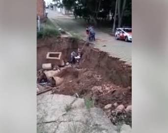 Motociclista cai em cratera e é resgatado por policiais