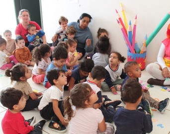 Dia Mundial do Livro tem visita da Dona Benta e Emília na EMEB Nadime Chibani