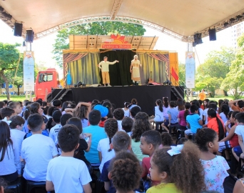 Teatro itinerante reúne centenas de crianças na Concha Acústica