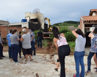 Casa que explodiu e vitimou policiais militares é demolida