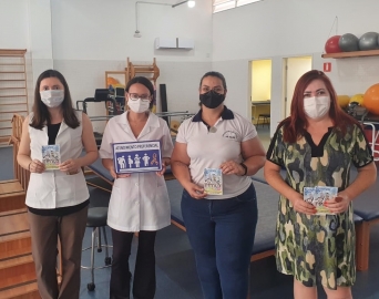 Setores municipais recebem placas sobre atendimento prioritário a autistas
