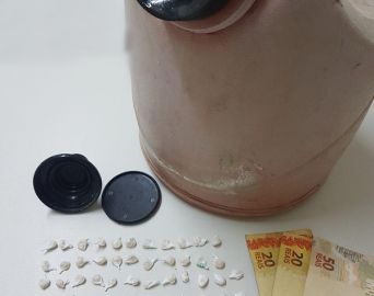 Homem é preso com pedras de crack em garrafa térmica