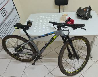PM prende três homens por tráfico e ainda recupera bicicleta furtada