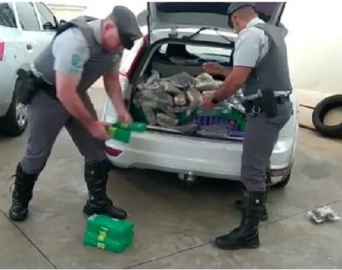 Polícia Rodoviária apreende mais de 800 quilos de drogas na SP-255 em Avaré