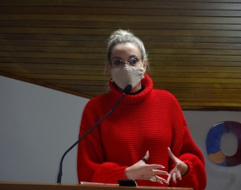 Carla Flores pede ao prefeito que forneça alimentação para alunos nas férias