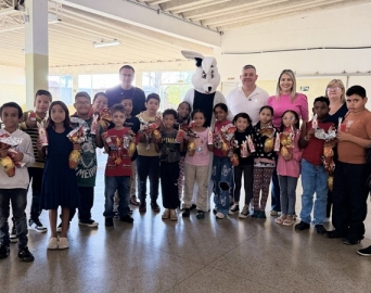 Governo Roberto Araujo entrega ovos de Páscoa a alunos da Rede Municipal de Ensino
