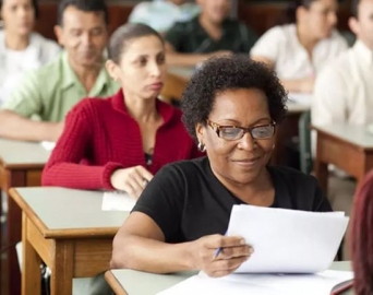 Educação de Jovens e Adultos está com inscrições abertas. Veja onde estudar