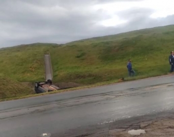 Motorista cai com carro em canaleta e é detido por embriaguez ao volante