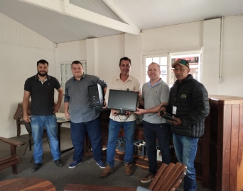 Secretaria de Indústria e Comércio doa computador para a Agricultura