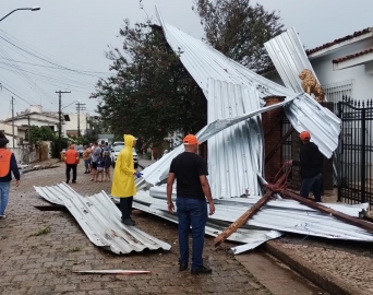 Prefeitura de Avaré contabiliza estragos após forte chuva de domingo (30)