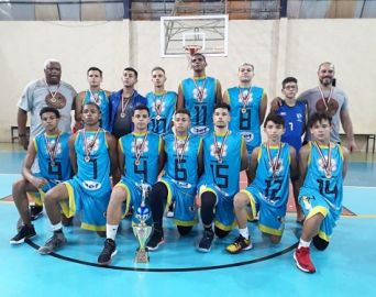 Basquete de Avaré derrota time da casa e é campeão em Estrela D'Oeste