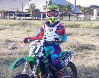  Competidora de Avaré é destaque em campeonato de motocross