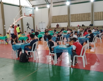 Torneio oficial de xadrez reúne 100 competidores da região