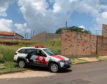 Homem é preso suspeito de tentar estuprar jovem de 18 anos em terreno baldio