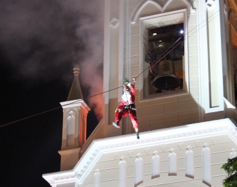 Papai Noel desce o Santuário de tirolesa nesta sexta, 19, às 20 horas