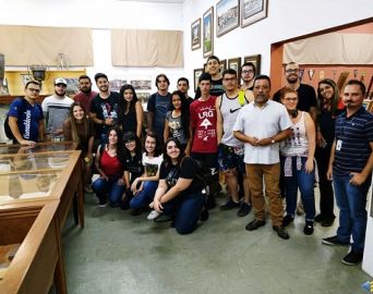 Alunos da Eduvale visitam a Exposição Propagandas de Antigamente em Avaré