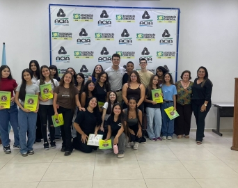 Alunos do curso de Administração da Escola Matilde Vieira visitam a ACIA