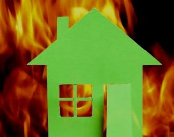 Incêndio atinge casa e carro no Mário Bannwart