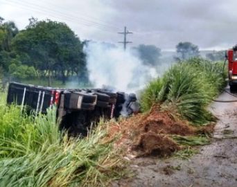 Caminhão pega fogo após capotar na Raposo Tavares