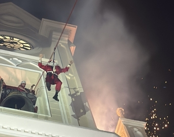 Chegada do Papai Noel de tirolesa emociona milhares de pessoas em Avaré