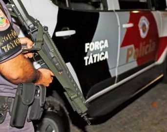 Grupo tenta impedir ação da PM na Vila Esperança