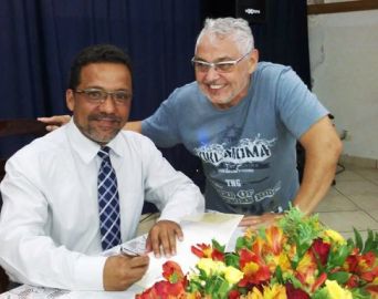 Gesiel Júnior autografa livro sobre a devoção a São Benedito em Avaré