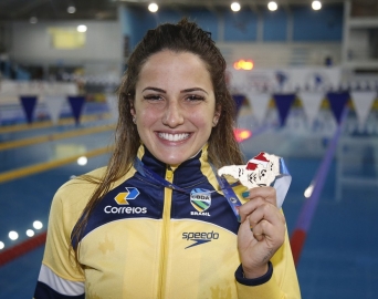 Nadadora que vai disputar o mundial treinou na Represa de Avaré 