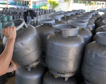 Petrobras anuncia aumento de 5% no valor de gás de cozinha 