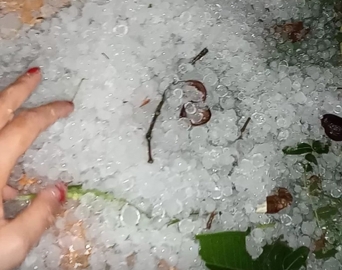 Chuva de granizo é registrada por moradores de Itaí