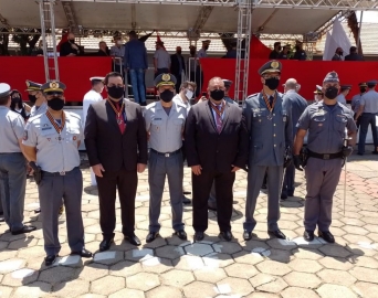 Prefeito Jô Silvestre é homenageado com comenda da Polícia Militar